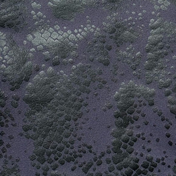 Fabletics Printed Powerhold Cropped Leggings NWT Yoga Snakeskin Activewear - Picture 11 of 11